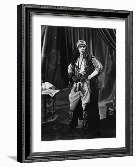 Le fils du Cheik The son of the Sheik by GeorgeFitzmaurice with Rudolph Valentino, 1926 (b/w photo)-null-Framed Photo