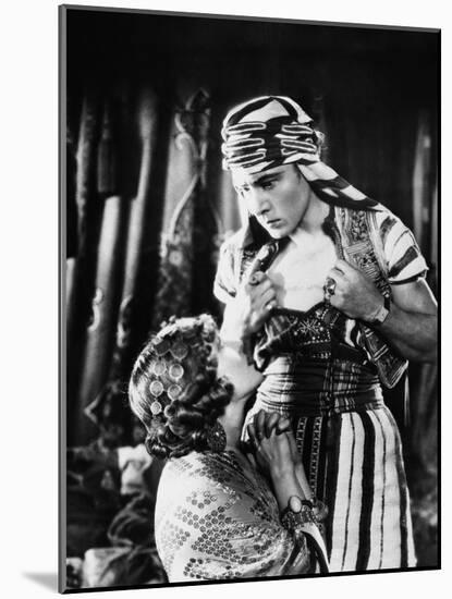 Le Fils du Sheik The Son of the Sheik by George Fitzmaurice with Rudolph Valentino and Vilma Banky,-null-Mounted Photo