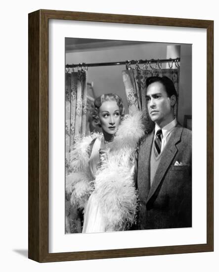 Le grand alibi STAGE FRIGHT by Alfred Hitchcock with Marlene Dietrich, Richard Todd, 1950 (Costumes-null-Framed Photo