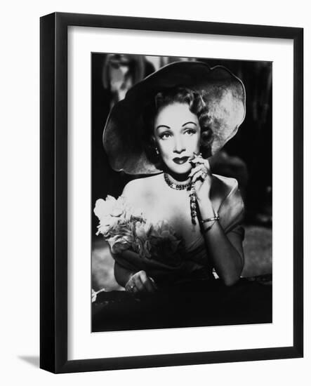 Le grand alibi STAGE FRIGHT by Alfred Hitchcock-null-Framed Photo