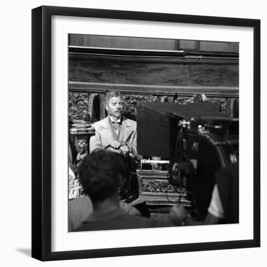 LE GUEPARD, 1963 par LUCHINO VISCONTI, ici Burt Lancaster sur le tournage (b/w photo)-null-Framed Photo