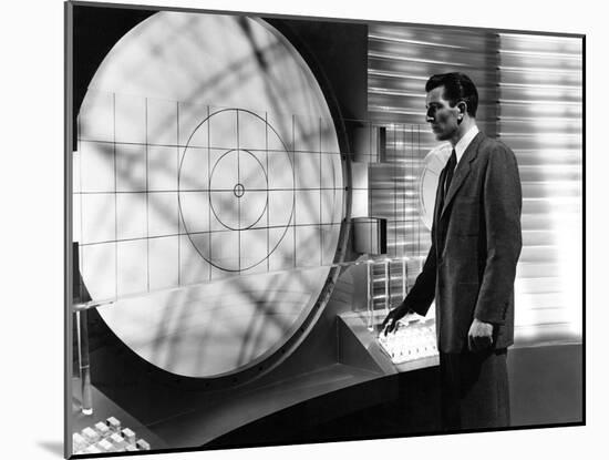 Le Jour ou la terre s'arreta THE DAY THE EARTH STOOD STILL by Robert Wise with Michael Rennie, 1951-null-Mounted Photo