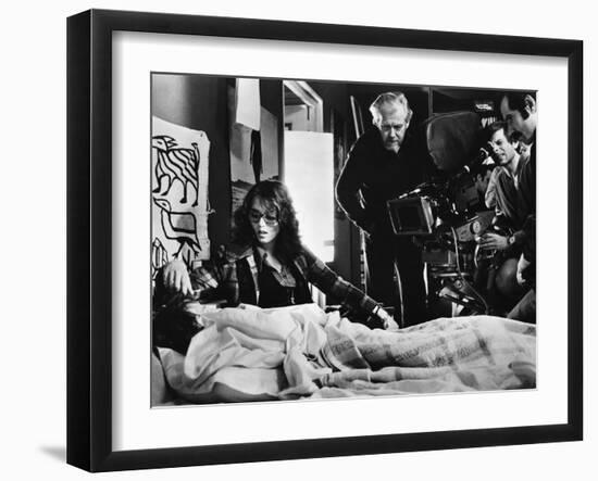 LE LOCATAIRE, 1976 directed by ROMAN POLANSKI On the set, Roman Polanski directs Isabelle Adjani (p-null-Framed Photo