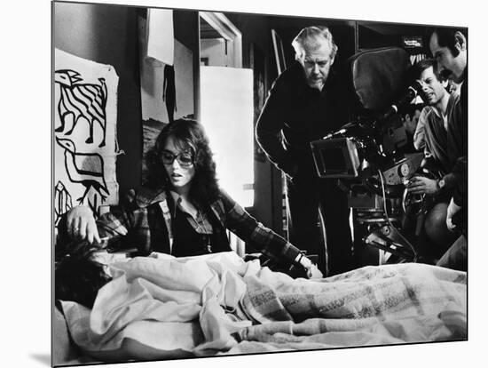 LE LOCATAIRE, 1976 directed by ROMAN POLANSKI On the set, Roman Polanski directs Isabelle Adjani (p-null-Mounted Photo