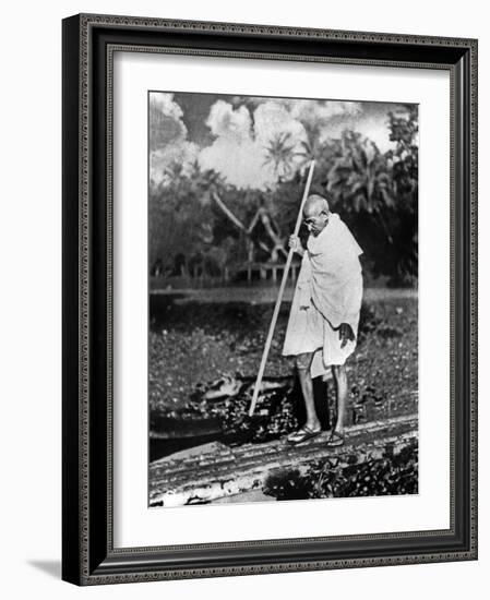 Le Mahatma Mohandas Karamchand Gandhi (1869-1948) During Salt March in 1930-null-Framed Photo