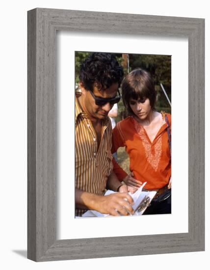 Le realisateur Alan Pakula and Jane Fonda sur le tournage du film Klute en, 1971 (photo)-null-Framed Photo