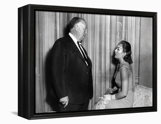 Le realisateur Alfred Hitchcock and Kim Novak sur le tournage du film Sueurs Froides VERTIGO, 1958 -null-Framed Stretched Canvas