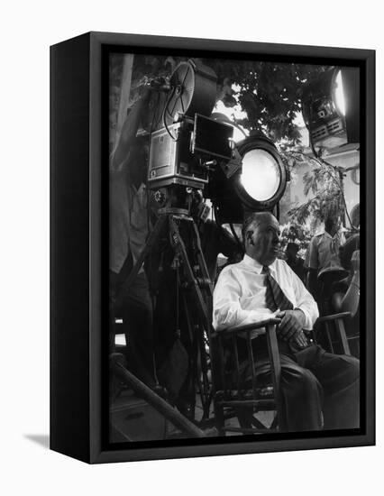 Le realisateur Alfred Hitchcock sur le tournage du film La Main au Collet TO CATCH A THIEF, 1955 (b-null-Framed Stretched Canvas