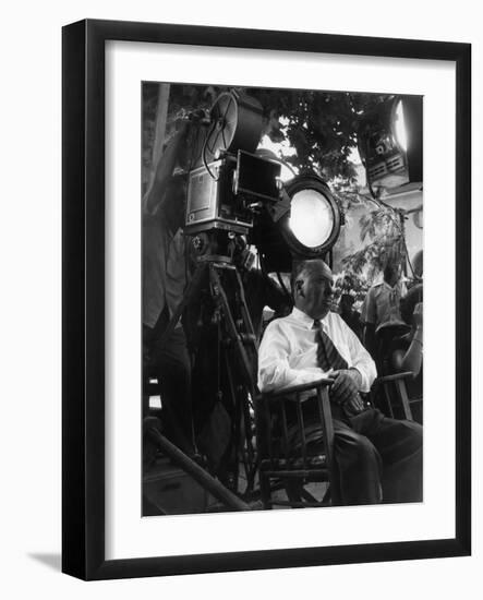 Le realisateur Alfred Hitchcock sur le tournage du film La Main au Collet TO CATCH A THIEF, 1955 (b-null-Framed Photo