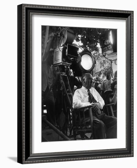Le realisateur Alfred Hitchcock sur le tournage du film La Main au Collet TO CATCH A THIEF, 1955 (b-null-Framed Photo