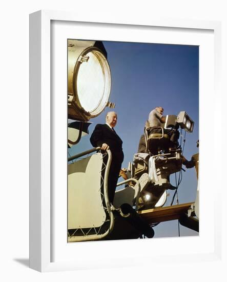 Le realisateur Alfred Hitchcock sur le tournage du film Le Rideau Dechire TORN CURTA 1966 (photo)-null-Framed Photo