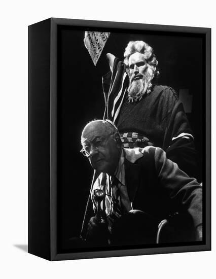 Le realisateur Cecil. B. DeMille and Charlton Heston sur le tournage du film Les Dix Commandements-null-Framed Stretched Canvas