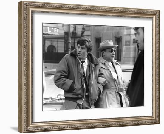 Le realisateur Jean-Pierre Melville and Alain Delon sur le tournage du film Un Flic, 1972 (b/w phot-null-Framed Photo