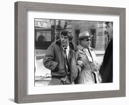 Le realisateur Jean-Pierre Melville and Alain Delon sur le tournage du film Un Flic, 1972 (b/w phot-null-Framed Photo