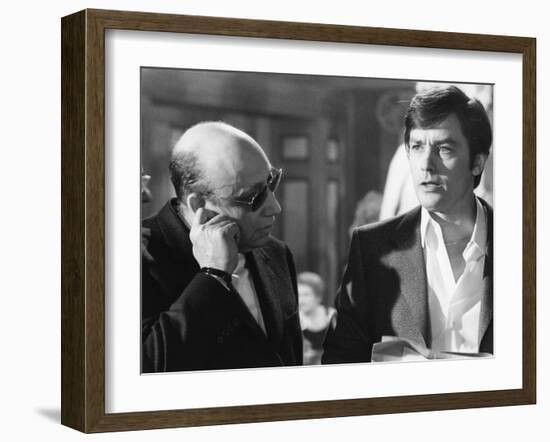 Le realisateur Jean-Pierre Melville and Alain Delon sur le tournage du film Un Flic, 1972 (b/w phot-null-Framed Photo
