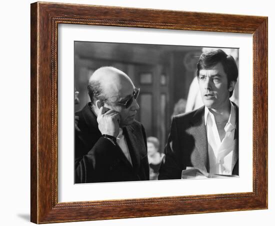 Le realisateur Jean-Pierre Melville and Alain Delon sur le tournage du film Un Flic, 1972 (b/w phot-null-Framed Photo