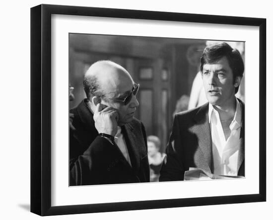 Le realisateur Jean-Pierre Melville and Alain Delon sur le tournage du film Un Flic, 1972 (b/w phot-null-Framed Photo