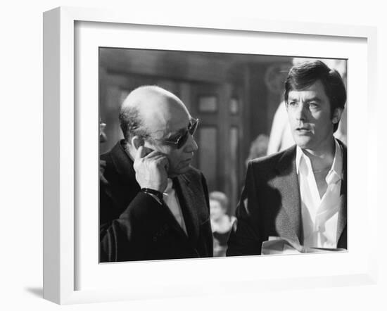 Le realisateur Jean-Pierre Melville and Alain Delon sur le tournage du film Un Flic, 1972 (b/w phot-null-Framed Photo