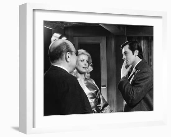 Le realisateur Jean-Pierre Melville, Catherine Deneuve and Alain Delon sur le tournage du film Un F-null-Framed Photo