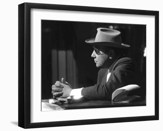 Le realisateur Jean-Pierre Melville sur le tournage du film Un Flic, 1972 (b/w photo)-null-Framed Photo