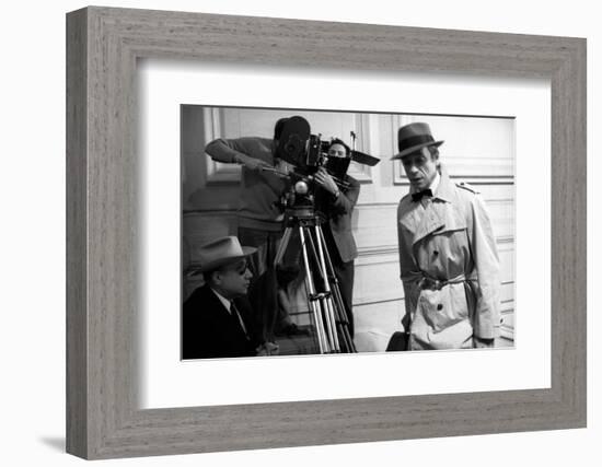 Le realisateur Jean-Pierrre Melville and Yves Montand sur le tournage du film Le Cercle Rouge, 1970-null-Framed Photo