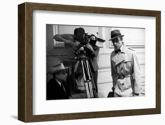 Le realisateur Jean-Pierrre Melville and Yves Montand sur le tournage du film Le Cercle Rouge, 1970-null-Framed Photo