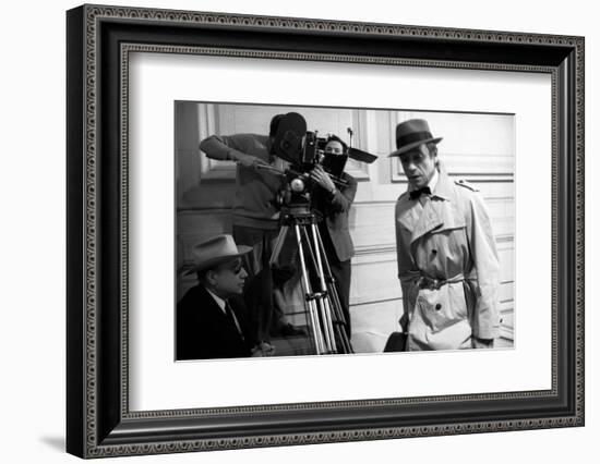 Le realisateur Jean-Pierrre Melville and Yves Montand sur le tournage du film Le Cercle Rouge, 1970-null-Framed Photo