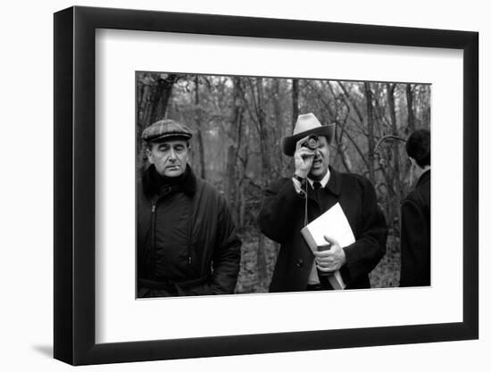 Le realisateur Jean-Pierrre Melville sur le tournage du film Le Cercle Rouge, 1970 (b/w photo)-null-Framed Photo