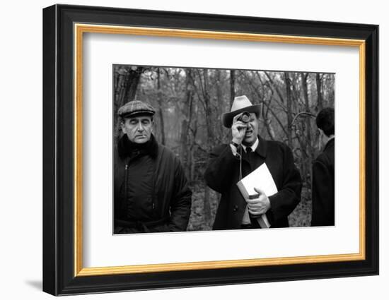 Le realisateur Jean-Pierrre Melville sur le tournage du film Le Cercle Rouge, 1970 (b/w photo)-null-Framed Photo