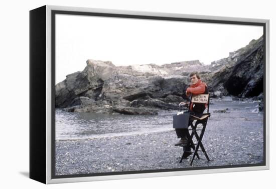 Le realisateur John Badham sur le tournage du filmb Dracula en, 1979 On the set, John Badham (direc-null-Framed Stretched Canvas