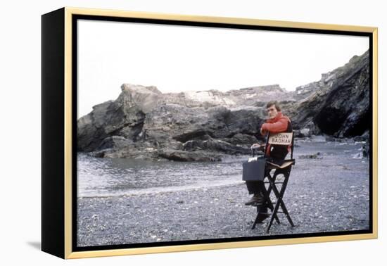 Le realisateur John Badham sur le tournage du filmb Dracula en, 1979 On the set, John Badham (direc-null-Framed Stretched Canvas