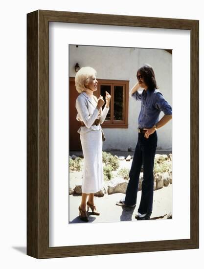 Le realisateur John Carpenter and Janet Leigh sur le tournage du film Fog, 1980 (photo)-null-Framed Photo