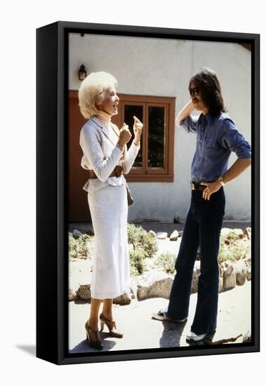 Le realisateur John Carpenter and Janet Leigh sur le tournage du film Fog, 1980 (photo)-null-Framed Stretched Canvas