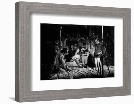 Le realisateur Luchino Visconti with Claudia Cardinale and Alain Delon-null-Framed Photo