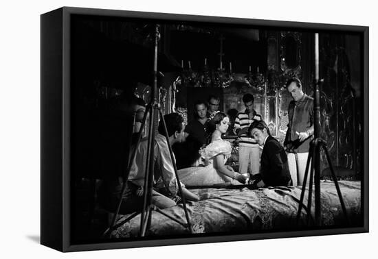 Le realisateur Luchino Visconti with Claudia Cardinale and Alain Delon-null-Framed Stretched Canvas