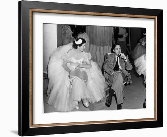 Le realisateur Mervin Leroy and Vivien Leigh sur le tournage du film La Valse dans l'ombre WATERLOO-null-Framed Photo