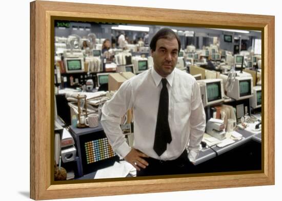 Le realisateur Oliver Stone sur le tournage du film Wall street en, 1987 (photo)-null-Framed Stretched Canvas