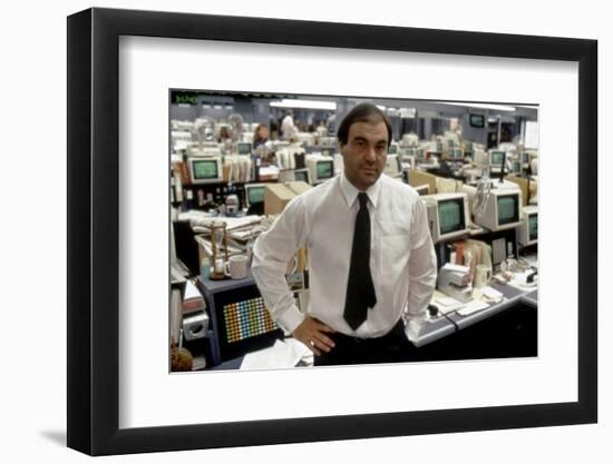 Le realisateur Oliver Stone sur le tournage du film Wall street en, 1987 (photo)-null-Framed Photo