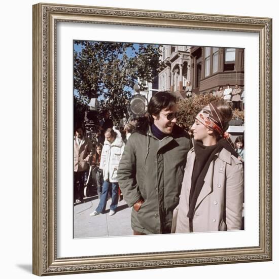 Le realisateur Peter Bogdanovich and Barbra Streisand sur le tournage du film On s'fait la valise D-null-Framed Photo