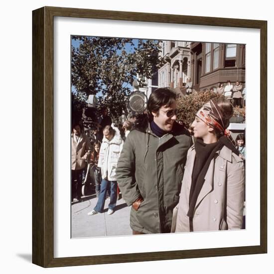 Le realisateur Peter Bogdanovich and Barbra Streisand sur le tournage du film On s'fait la valise D-null-Framed Photo