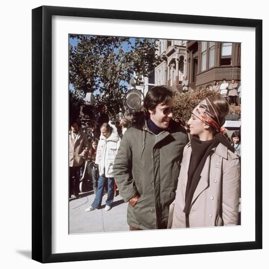 Le realisateur Peter Bogdanovich and Barbra Streisand sur le tournage du film On s'fait la valise D-null-Framed Photo