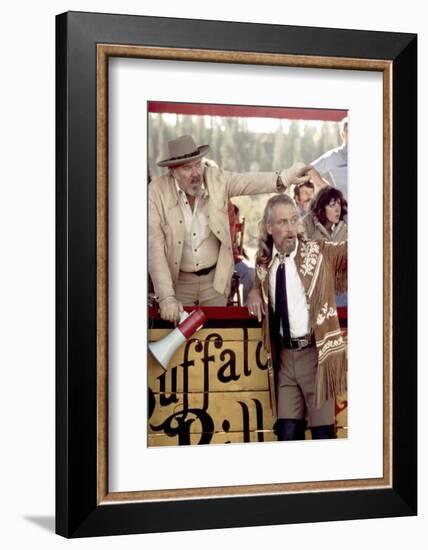 Le realisateur Robert Altman and Paul Newman sur le tournage du film Buffalo Bill and les Indiens B-null-Framed Photo