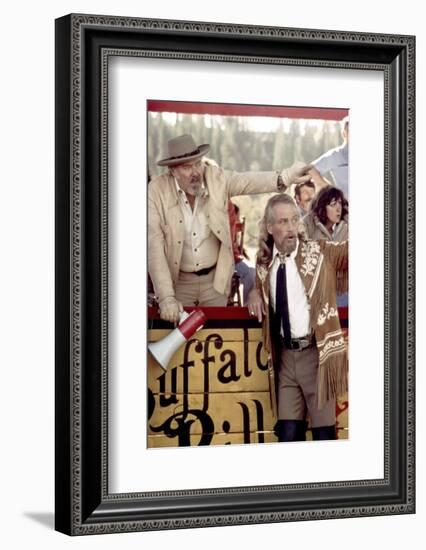 Le realisateur Robert Altman and Paul Newman sur le tournage du film Buffalo Bill and les Indiens B-null-Framed Photo