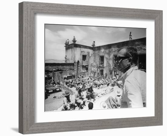 Le realisateur Sam Peckinpah sur le tournage du film La Horde Sauvage THE WILD BUNCH, 1969 (b/w pho-null-Framed Photo