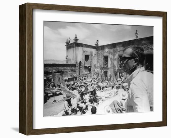 Le realisateur Sam Peckinpah sur le tournage du film La Horde Sauvage THE WILD BUNCH, 1969 (b/w pho-null-Framed Photo