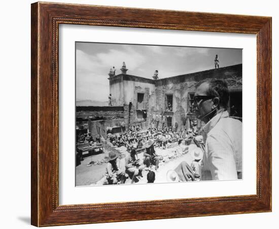 Le realisateur Sam Peckinpah sur le tournage du film La Horde Sauvage THE WILD BUNCH, 1969 (b/w pho-null-Framed Photo