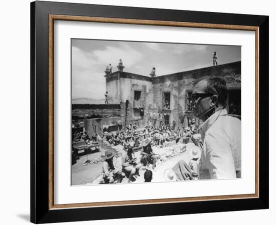 Le realisateur Sam Peckinpah sur le tournage du film La Horde Sauvage THE WILD BUNCH, 1969 (b/w pho-null-Framed Photo