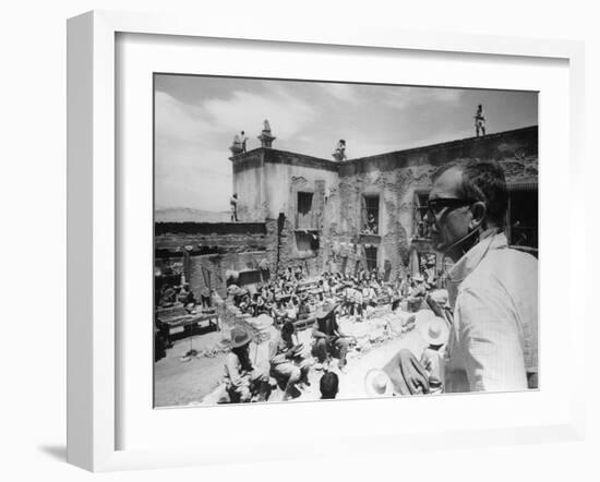 Le realisateur Sam Peckinpah sur le tournage du film La Horde Sauvage THE WILD BUNCH, 1969 (b/w pho-null-Framed Photo