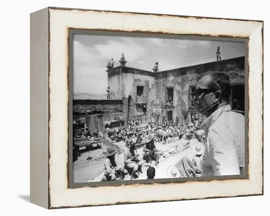 Le realisateur Sam Peckinpah sur le tournage du film La Horde Sauvage THE WILD BUNCH, 1969 (b/w pho-null-Framed Stretched Canvas