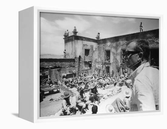 Le realisateur Sam Peckinpah sur le tournage du film La Horde Sauvage THE WILD BUNCH, 1969 (b/w pho-null-Framed Stretched Canvas